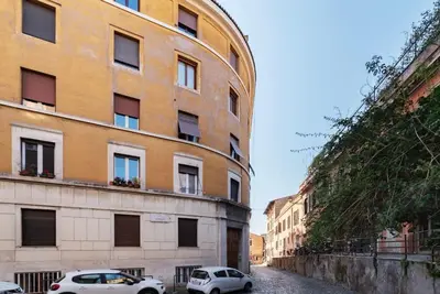 two cars parked in front of a building at Appartamento moderno e silenzioso a Trastevere in Rome