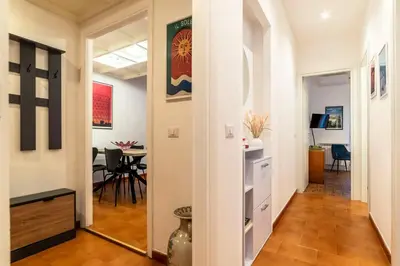 a hallway leading to a dining room with a table at Vivace appartamento con splendido giardino in Rome