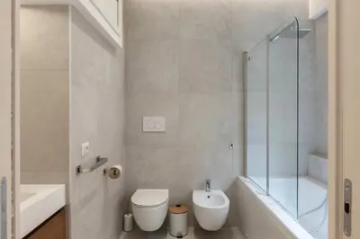 a bathroom with a toilet and a tub and a sink at Appartamento moderno a 5 minuti dal Vaticano in Rome