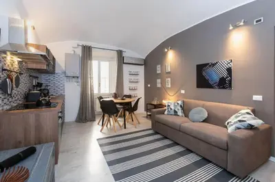 a living room with a couch and a table at Stazione Termini - primo piano con ascensore in Rome