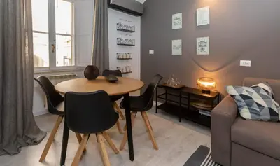 a living room with a table and chairs and a couch at Stazione Termini - primo piano con ascensore in Rome