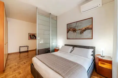 a bedroom with a large bed in a room at Appartamento ben collegato con aeroporto e centro in Rome