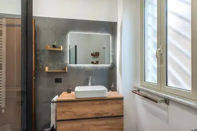 a bathroom with a sink and a mirror at 4 comodi posti letto con giardino al Colosseo in Rome