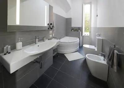 a bathroom with two sinks and a toilet at Casa Dania in Rome