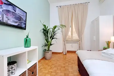 a bedroom with a bed and a plant at Parrotshouse in Rome