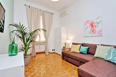 a living room with a couch and a plant at Parrotshouse in Rome