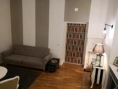 a living room with a couch and a book shelf of books at Urbana 33 in Rome