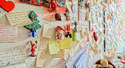 a wall with christmas decorations and notes on it at Gite House in Rome