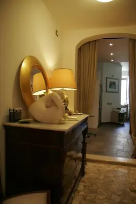 a room with a statue of a swan on a desk at B&B Buongiornoroma in Rome