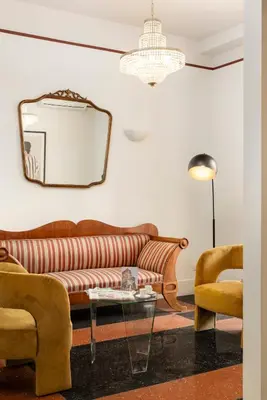 a living room with a couch and a mirror at Gatsby Guest House - Zen 60 in Rome