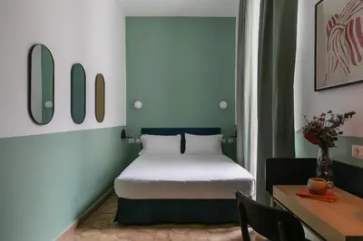 a room with a bed and a table with a table sidx sidx at UnoUnOtto in Rome