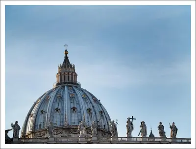 a view of the dome of the capitol building at La Cupola del Vaticano in Rome