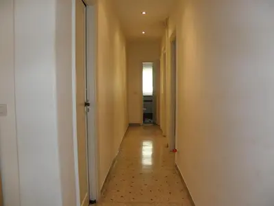 an empty hallway with a long corridor with a hallway at Magnifico Cozy Apartment 400m da metroB in Rome