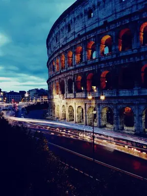 a building with lights in front of the coliseum at CASA VACANZA COLOSSEO WHOLE HOLIDAY HOME APARTMENT da PAMINO & PRISCILLA in Rome