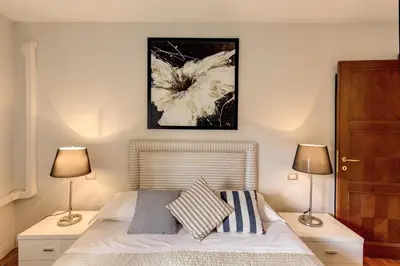 a bedroom with a bed with two lamps at Appartamento con vista sul Vittoriano in Rome