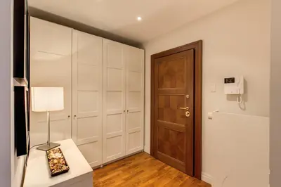 a room with a door and a table with a lamp at Appartamento con vista sul Vittoriano in Rome