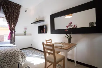a dining room with a table and a mirror at Justa casa Borgo Vittorio in Rome