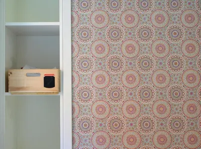 a small closet with a wall with a patterned wall at La Controra Guesthouse Roma in Rome