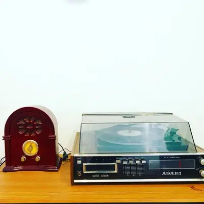 a toaster oven and a radio sitting on a table at Trastevere Vintage Rosazza in Rome