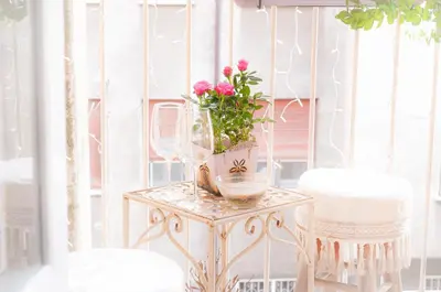 a table with a vase with pink flowers on it at Ninuphar Maison - alloggio per uso turistico in Rome