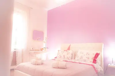 a bedroom with purple walls and a white bed at Ninuphar Maison - alloggio per uso turistico in Rome