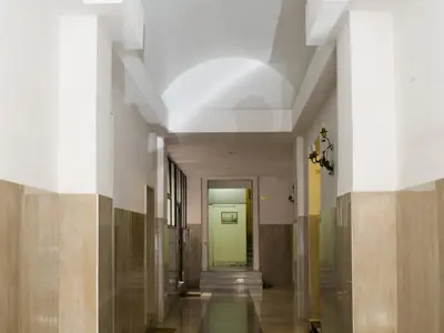 a hallway with a green door in a building at Domi 56 Apartment in Rome