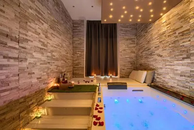 a jacuzzi tub in a hotel room at Relais Vatican Secret in Rome
