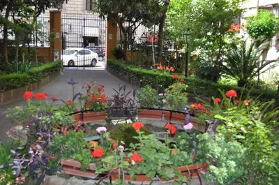 a garden filled with lots of different types of flowers at B&B Sergio House in Rome