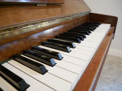 an old piano is sitting in a room at Nori Guest House in Rome