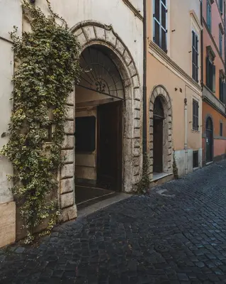 an entrance to a building with an archway at Relais 88 in Rome
