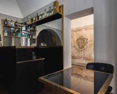 a bar with a glass counter and a chair at Relais 88 in Rome