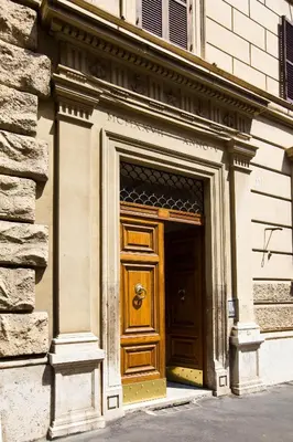 a wooden door on the side of a building at Affittacamere Guest House Glatimia in Rome
