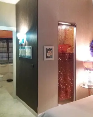 a room with a wall with a door with red glass at Anna Vì Guest Home in Rome