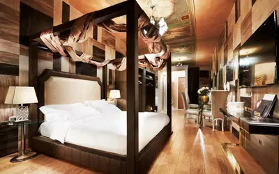 a bedroom with a bed with a black frame at LE RÊVE DE NAIM Roma in Rome