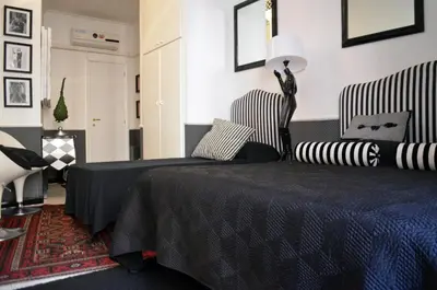 a bedroom with a bed and a chair at Sweetdreams Inn in Rome