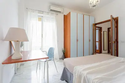 a bedroom with a bed and a desk and a window at Perfetto per Famiglie Appartamento Accogliente e Spazioso a 15 min dalla Metro in Rome