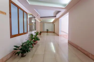 an empty corridor in an office building with plants at Perfetto per Famiglie Appartamento Accogliente e Spazioso a 15 min dalla Metro in Rome