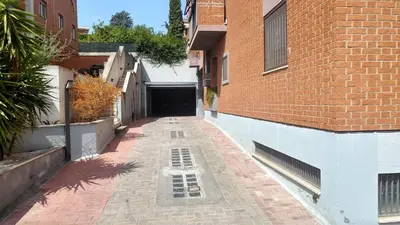 an empty alley with a building and a tunnel at Terrace22 - Delizioso attico ben collegato in Rome