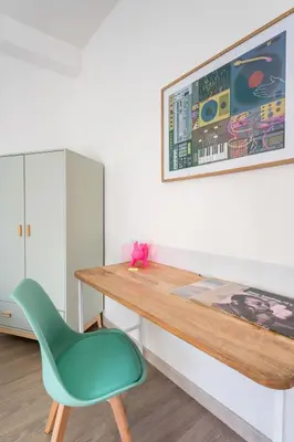 a desk with a green chair in a room at House Of Music in Rome