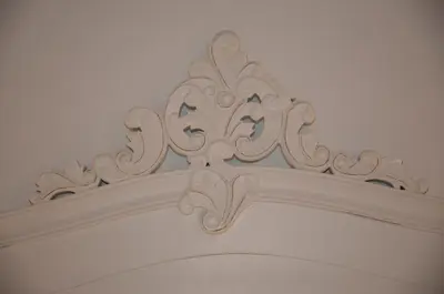 a white ceiling with a carving above a doorway at B&B La finestra sul Colosseo in Rome