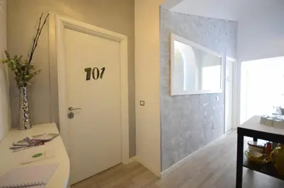 a hallway with a door with a number on it at Habana's Design in Rome