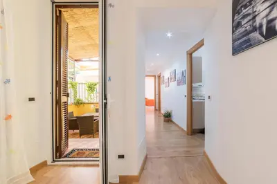 a hallway with a mirror and a dining room at Accogliente Appartamento al Colosseo in Rome