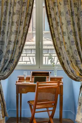 a desk with a laptop and a window at Casa Heberart Guest House Capo le Case in Rome