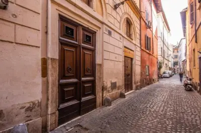 an alley with a large wooden door on a building at Guest House o Affittacamere Magenta Fico 2 in Rome