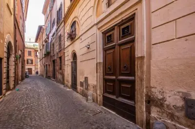 an empty alley with a brown door on a building at Guest House o Affittacamere Magenta Fico 2 in Rome