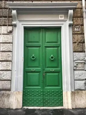 a green door in a building with the number at Art And Relax Suites in Rome