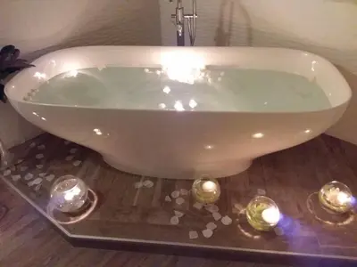 a white bath tub sitting on a tray with candles at I Fiumi Di Navona in Rome
