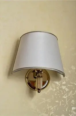 a light on a wall with a lamp on it at Residenza Fermi in Rome