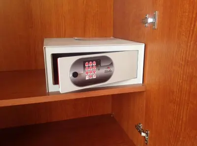 a microwave oven on a shelf in a room at Residenza Fermi in Rome