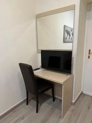 a computer desk with a monitor and a chair at Casa Vacanza Vahid in Rome